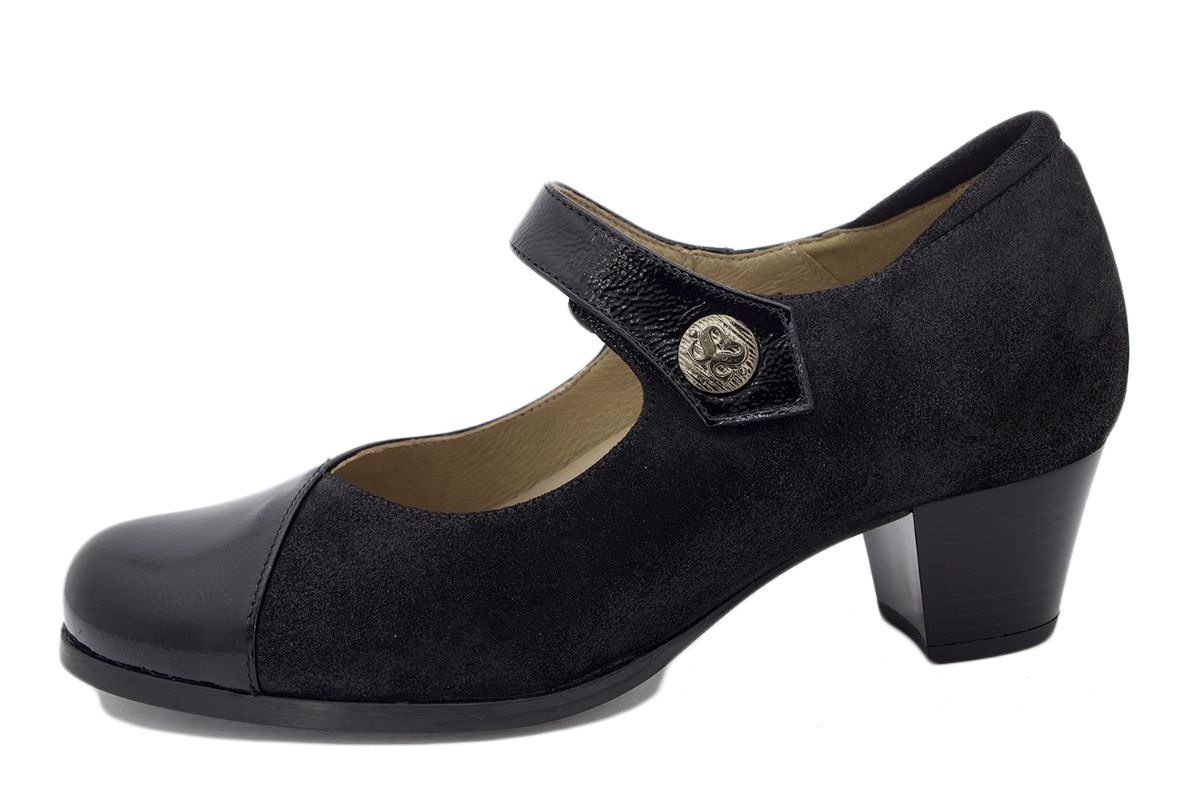 Mary-Jane Charol Negro 235473