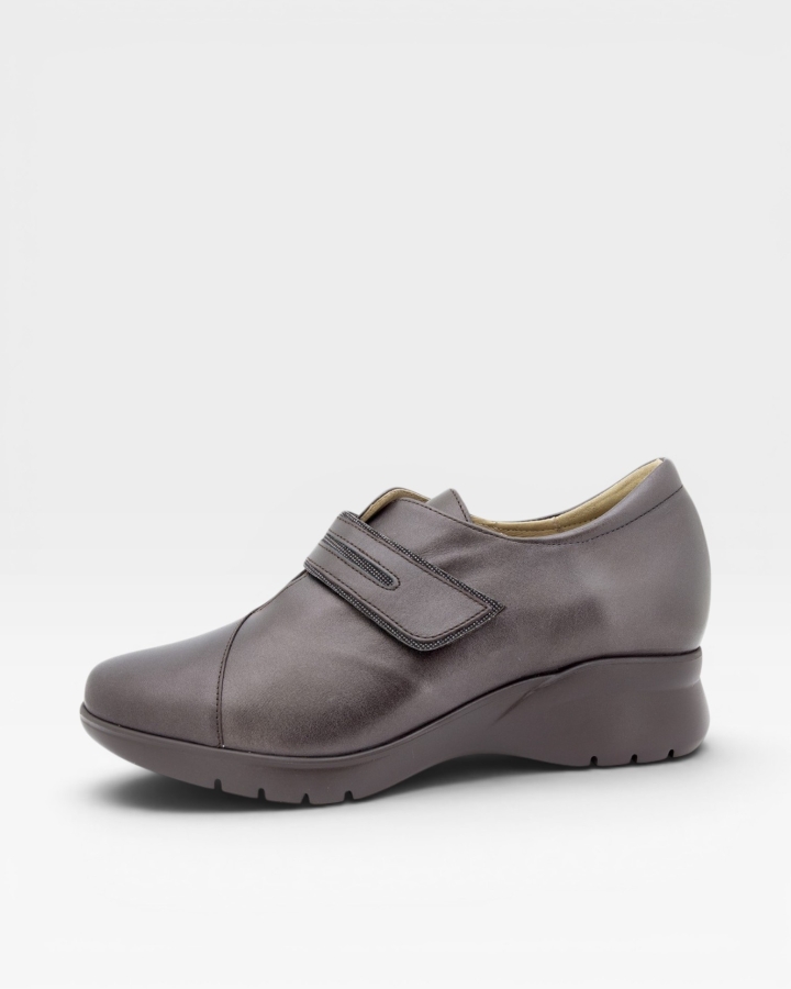Zapato Tira Ajustable Nacarado Caoba 255856
