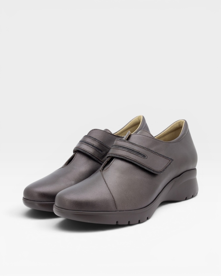 Zapato Tira Ajustable Nacarado Caoba 255856